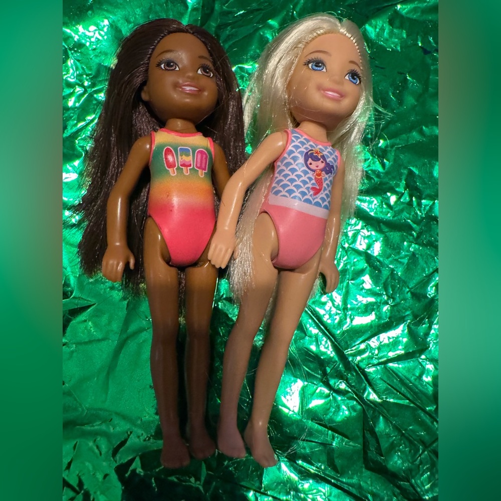 Barbie Chelsea club & friends 2 dolls like new beach club